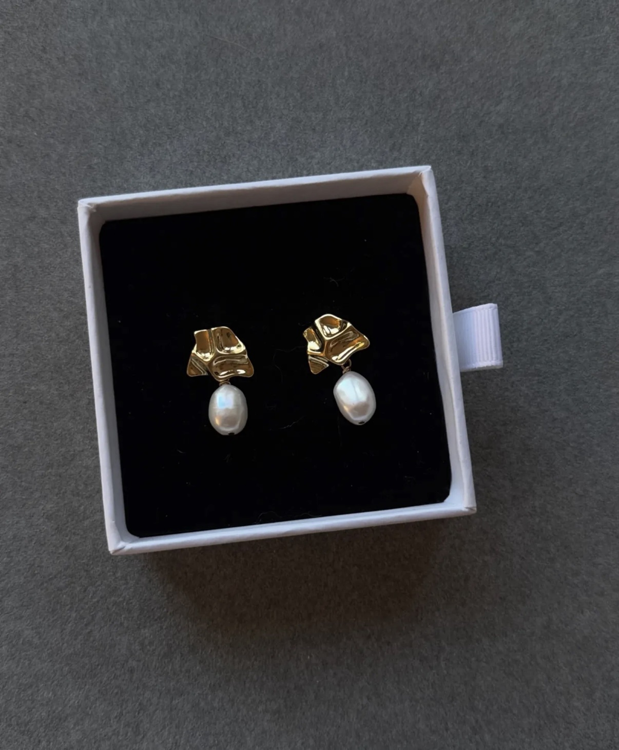 Éloise Sculpted Freshwater Pearl Earrings - Bilde 3