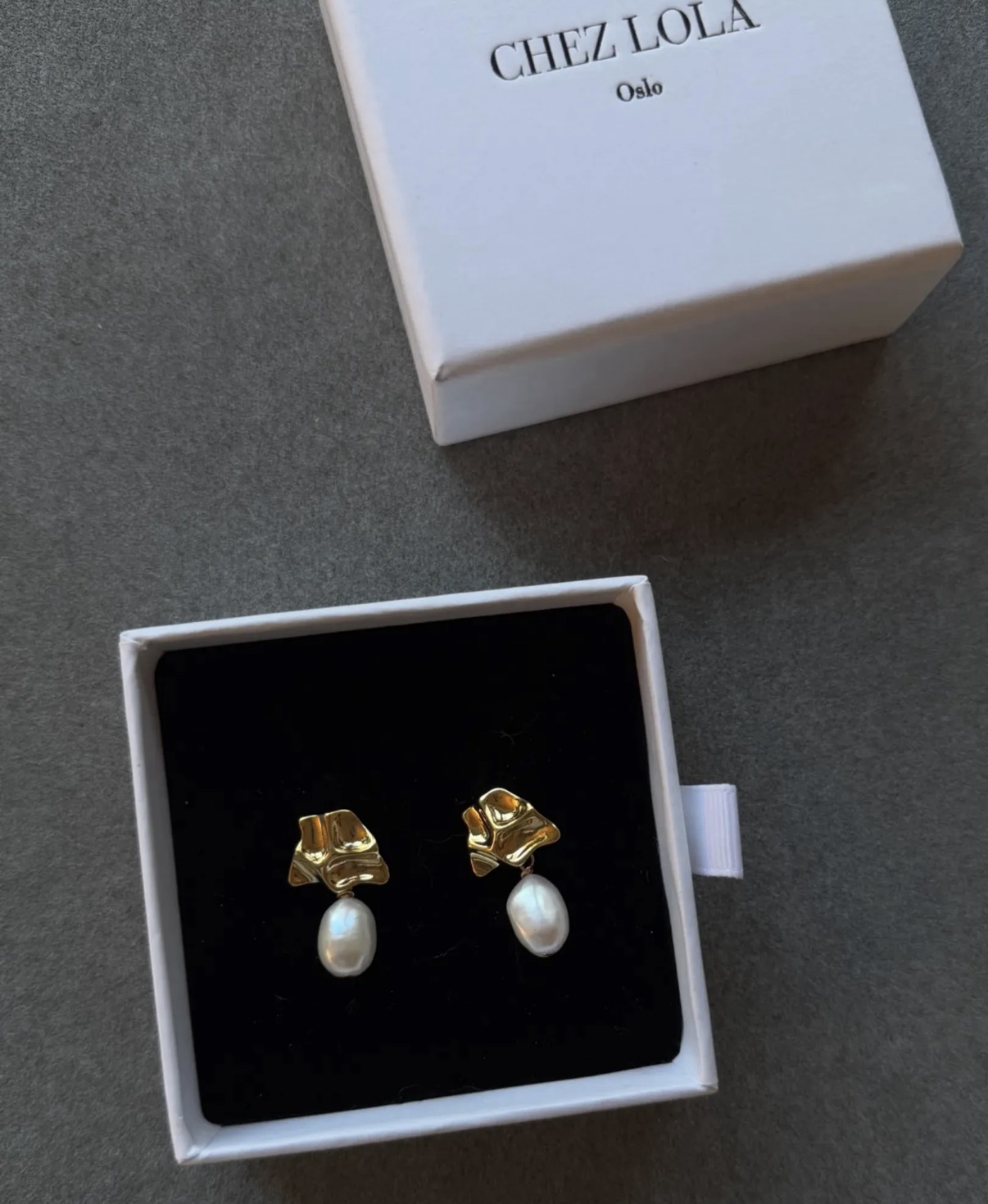 Éloise Sculpted Freshwater Pearl Earrings - Bilde 2